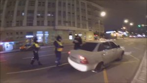 Борзые гаишники рвут куртку, наступают на ноги и запрещают съёмку.
