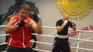 Олег Маскаев обучает как правильно боксировать
