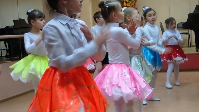 Дети в музыкальной школе.Разминка для голосовых связок. смотреть онлайн