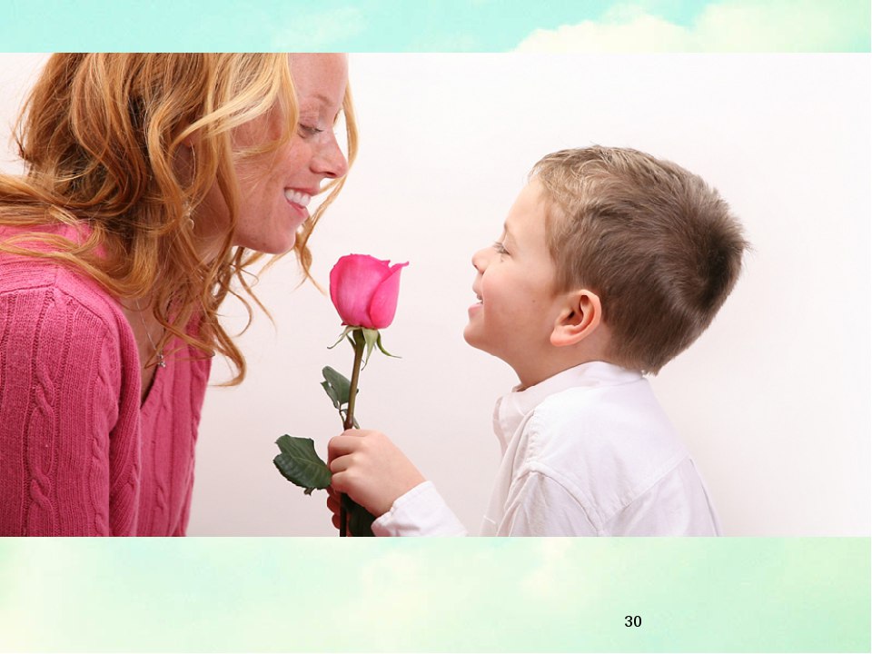 Мамины цветочки слова. Цветы для мамы. Ребенок дарит цветы маме. Мальчик дарит цветы. Мальчик дарит цветы маме.