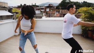 Salsa Caleña Pareja Bailando en Cali, Colombia ???