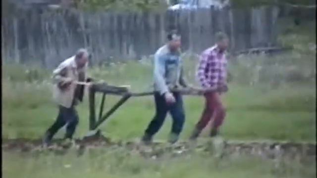 12.06.2003 год. Россия. Пашут землю на людях смотреть онлайн