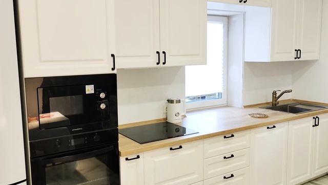 Стильная белая прямая кухня в загородном доме в скандинавском стиле