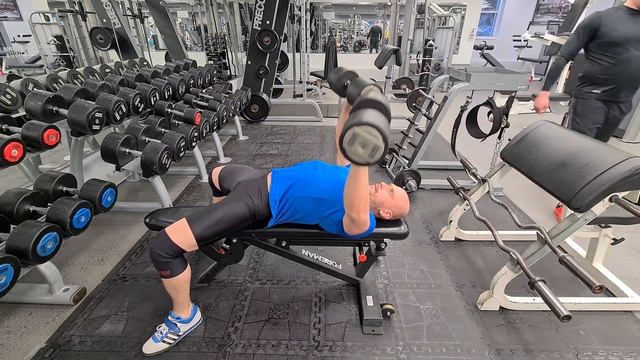 жим гантелей лежа 24×15 смотреть онлайн