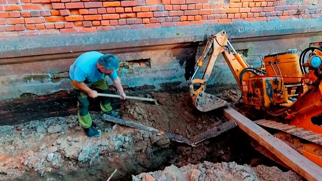 Спасение минитрактора, закапываю дренажную канаву. смотреть онлайн