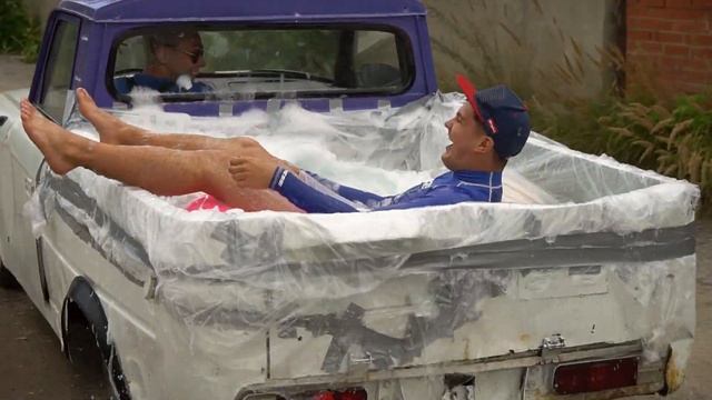 Сделали бассейн на колесах внутри автомобиля! смотреть онлайн