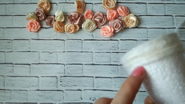 Как сделать розу из лент и украсить елочку | МК смотреть онлайн