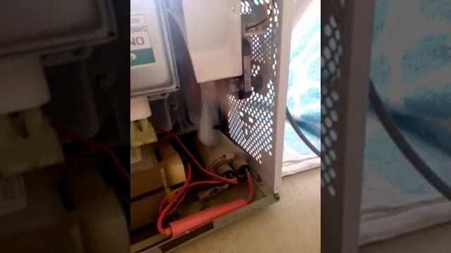 При открытии дверцы крутится тарелка samsung m1774r смотреть онлайн