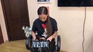 Бузова показывает что в её сумке, нашла ложку для обуви Дениса Лебедева