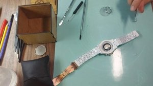 Как разобрать и заменить батарейку в Китайских часах.