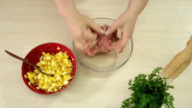 Сочные мясные зразы с яйцом и луком в духовке