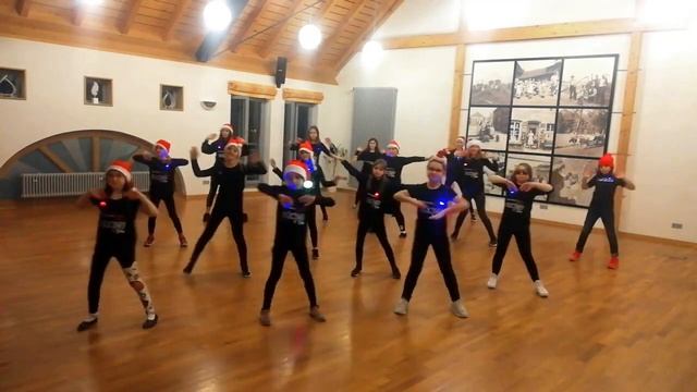 "Kids dance" - Merry christmas everyone - Shakin' Stevens смотреть онлайн