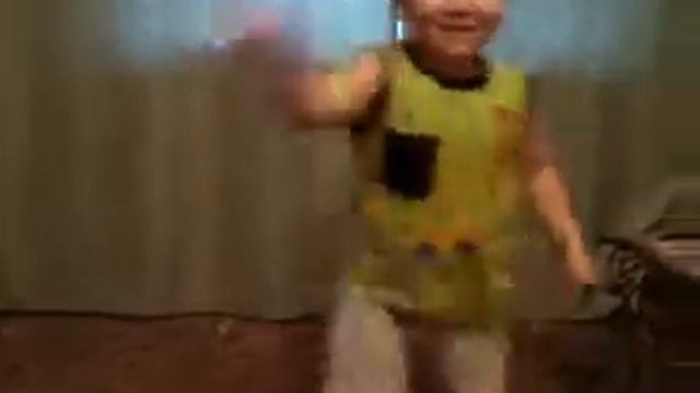 КИРИЛЛ танцует и поет смотреть онлайн