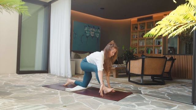 West Village - Home Office Work Yoga - Just before bed – Moon salutations смотреть онлайн