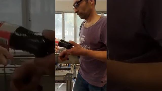 Тестовый запуск этикетировочного автомата. Нанесение самоклеющихся этикеток на бутылки. ПрактикМ