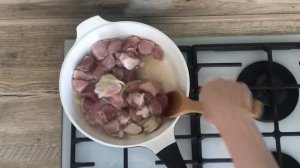 КАК ПРИГОТОВИТЬ МЯСО С ГРИБАМИ НА СКОВОРОДЕ ЖАРЕНОЕ? Вкусное горячее блюдо из свинины с шампиньонам