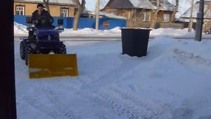 Испытание переднего ковша на минитракторе.