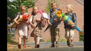 Видеосюжет "Как отмечают День знаний в разных странах""