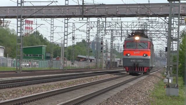 Электровоз ВЛ10-1851 по неправильному пути смотреть онлайн