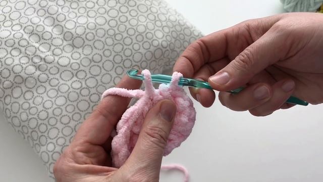 Простое вязание. Декоративная подушка крючком с одним швом. Связала за три часа.