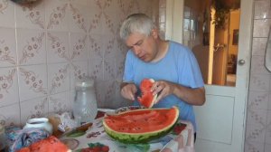 Геннадий Горин на кухне мужик кушает арбуз