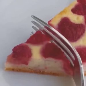 Нежный пирог с творожной основной и малиной