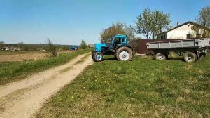 Гусеничный минитрактор тащит трактор Т. 25  и  МТЗ. 82, с прицепом.