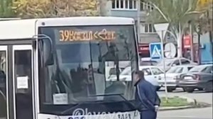 В Запорожье пассажир заблокировал проезд автобуса