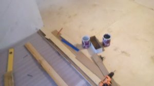 Выравниваю кривые полы в доме под один уровень.