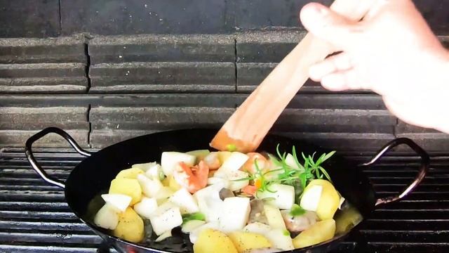 Морские гребешки и другие морские гады на гриле