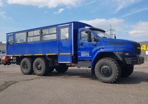 Вахтовый автобус УРАЛ NEXT вместимостью 28 мест.