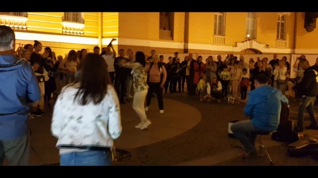 Девушка станцевала на Дворцовой