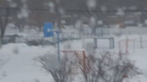 машина буксует в снегу