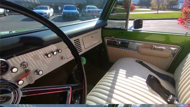 Классический автомобиль из прошлого века - Ford Bronco 1968