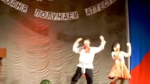 танцевальный номер мамы и сына на Выпускном...