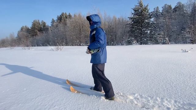 ПРИЕХАЛ В ГОСТИ К МАМЕ НА ДЕНЬ РОЖДЕНИЯ,ПРОГУЛКА НА ЛЫЖАХ ПО ЛЕСУ⛷ смотреть онлайн