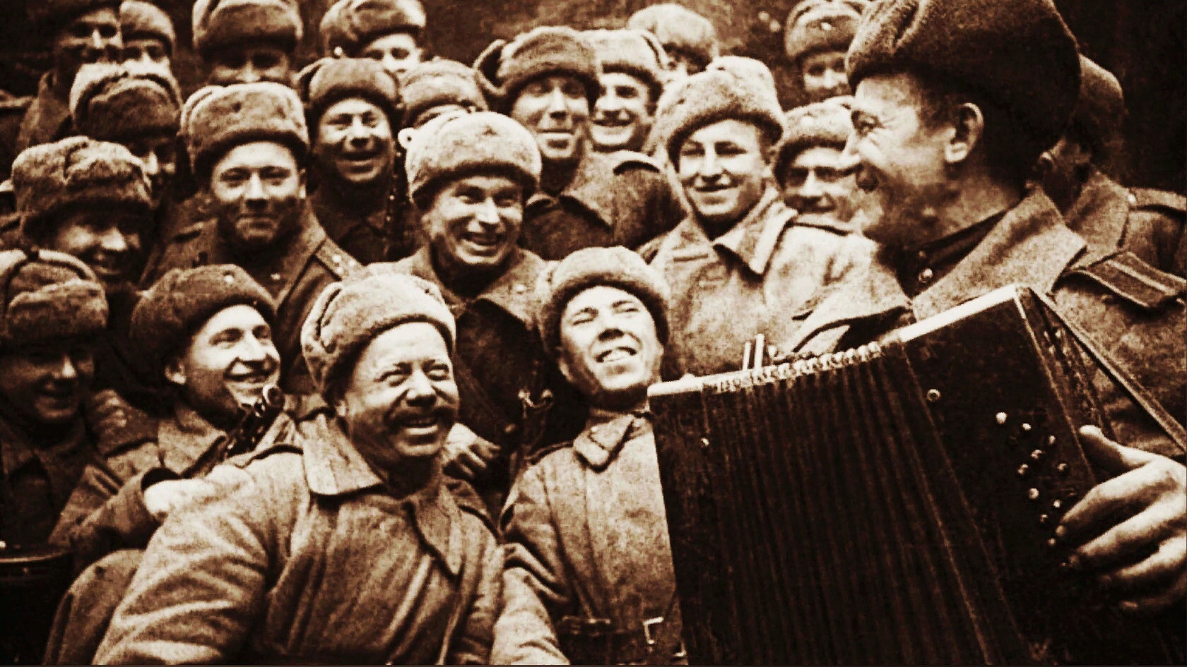 Песни написанные в 1945 году. Привал гармонь ВОВ. Советский солдат. Солдат с гармонью.