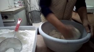 Замес теста для хлеба, пошагово.