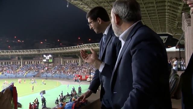 Пашинян стал главной звездой Матча легенд в Ереване. смотреть онлайн