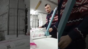 Упаковка полотенец в прачечной )))