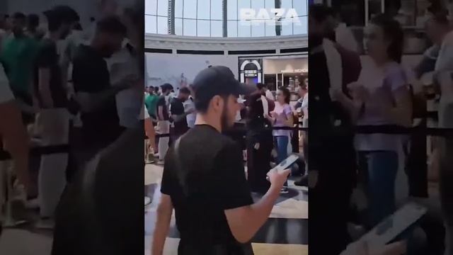 Толпы людей собрались в дубайском торговом центре Mall of the Emirates. За первыми купить iPhone 15 смотреть онлайн