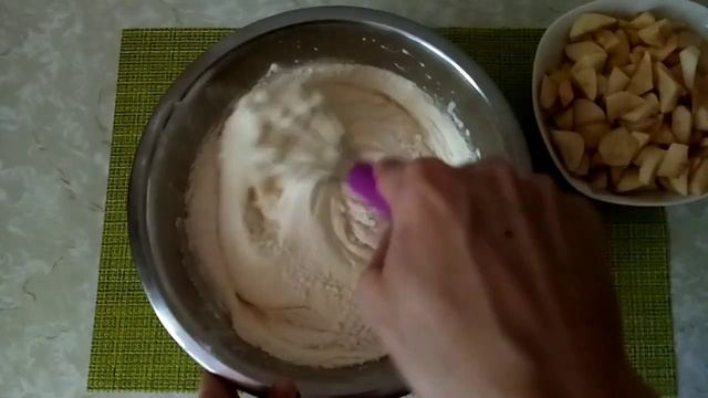 Пышная шарлотка с яблоками.