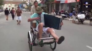 Русские во Вьетнаме! Песня Гарика Сукачева - Эй, ямщик, поворачивай к чёрту! Баянист рвёт меха!