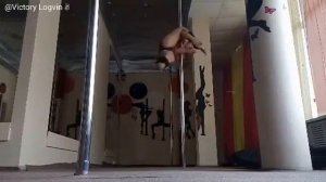 Pole Dance l Шпагат динамика на двух руках,  интересный хват