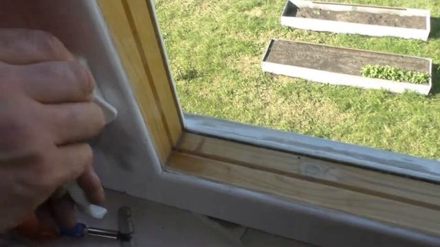 Замена ручек на деревянных окнах