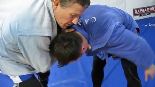 Проход руки противника и удушение в стойке. смотреть онлайн