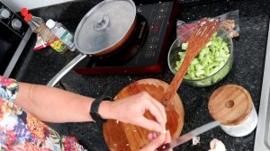 Готовим во Вьетнаме. Цветок банана и мамордика.