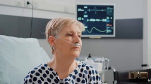 Девочка, придя к бабушке в палату, случайно коснулась ее угасающей соседки… А утром клиника ахнула…