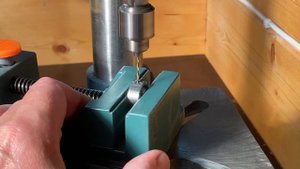 Кольцо из нержавейки с камнем на болтах