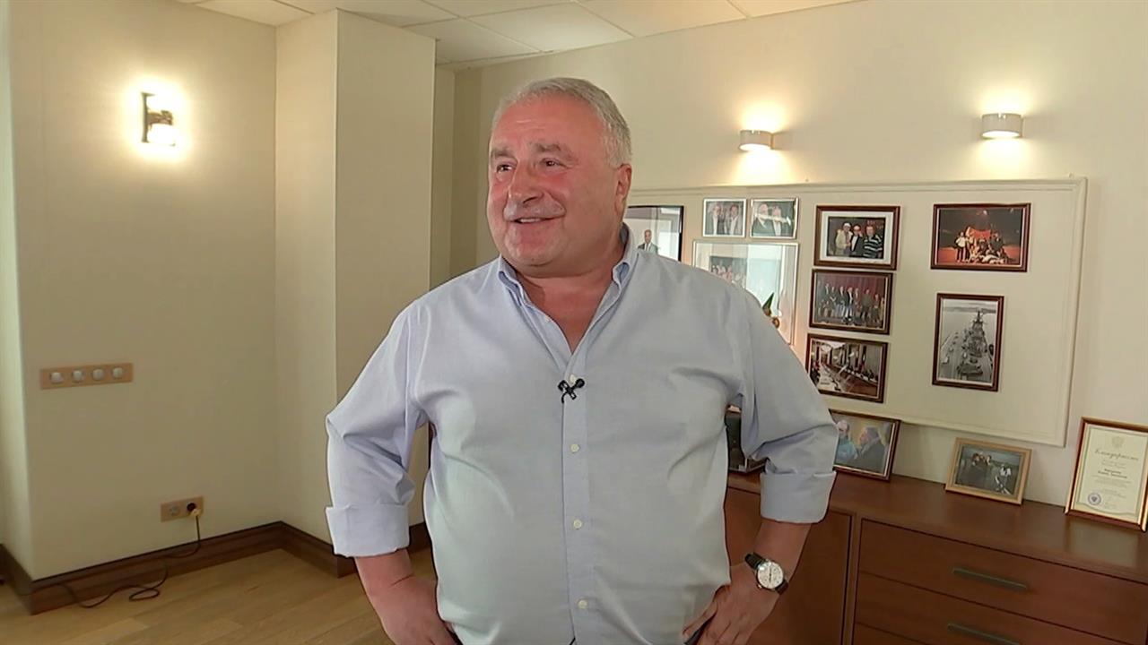 Кинопродюсер Леонид Верещагин принимает поздравления с юбилеем